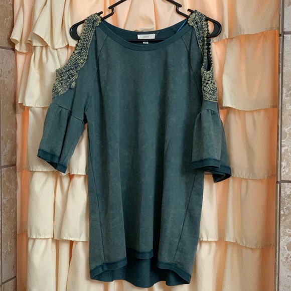 Never Worn cold shoulder top - Picture 1 of 1